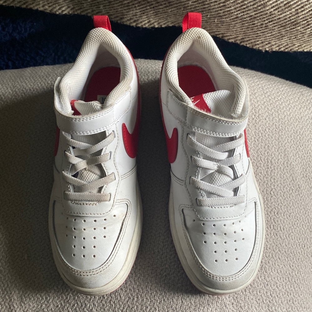 Kids Nike sneakers size 2Y